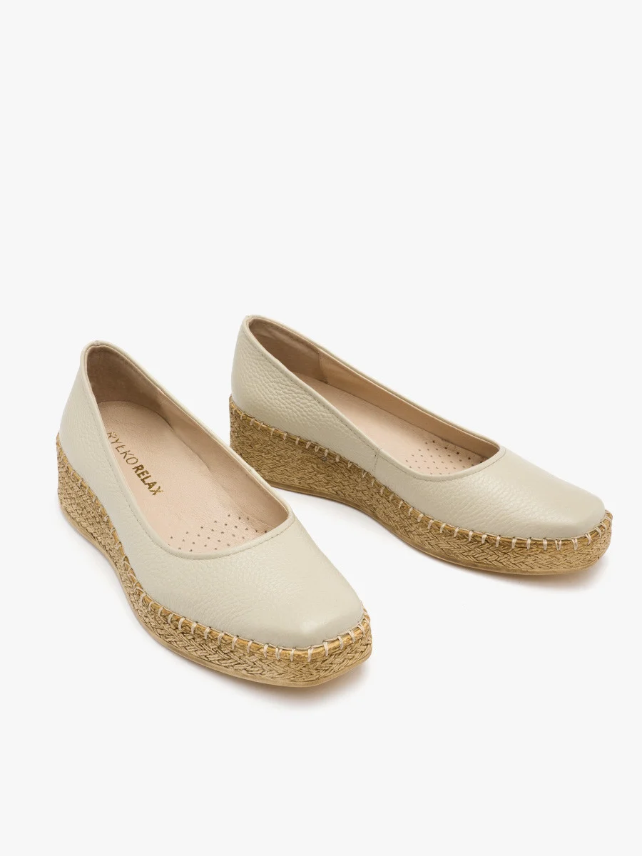 Kremowe czółenka na platformie