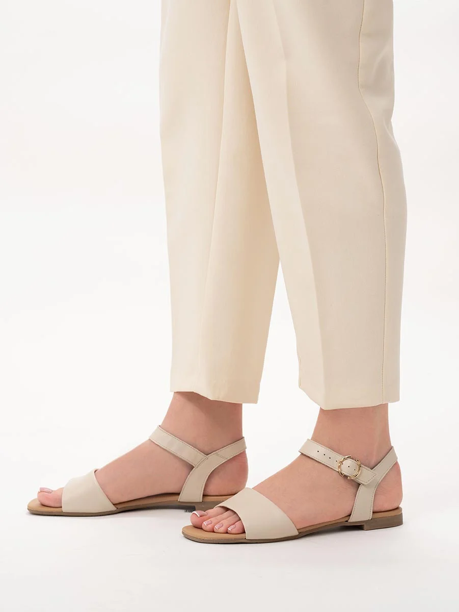 Kremowe sandały ze złotą sprzączką