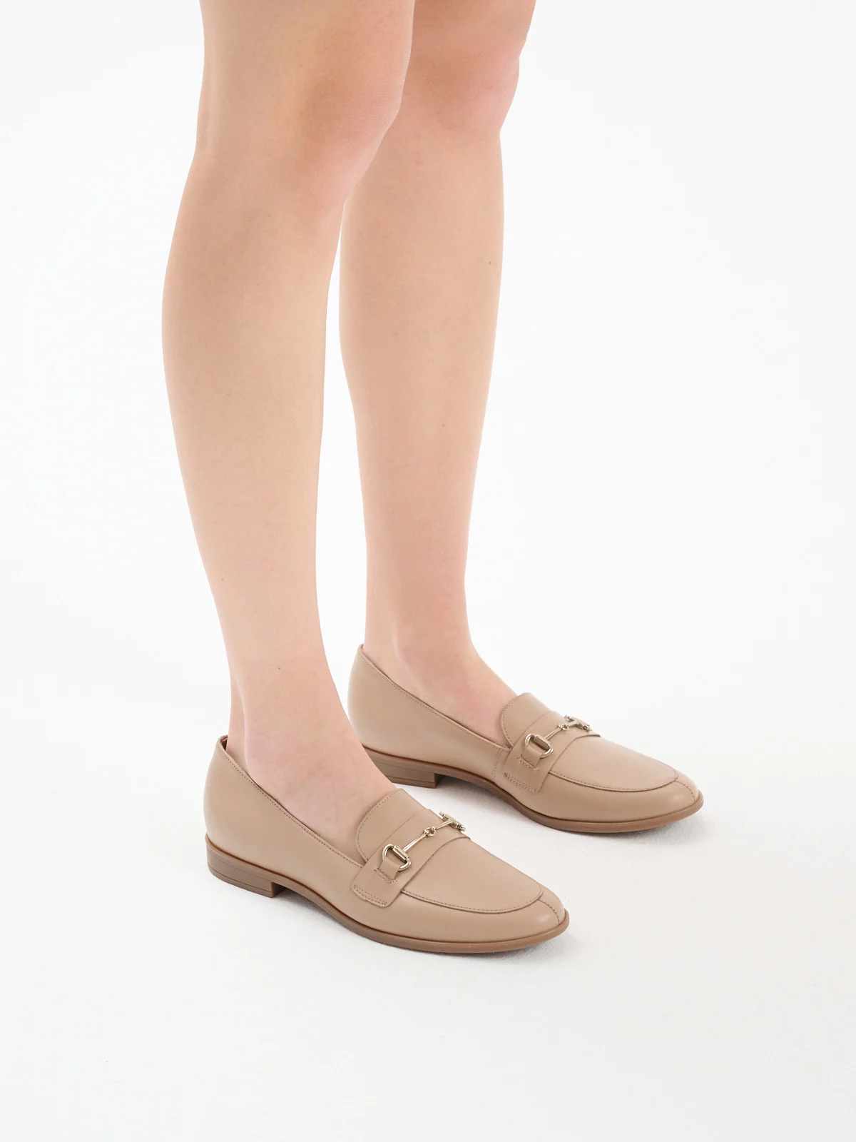 Beżowe mokasyny z platynową ozdobą