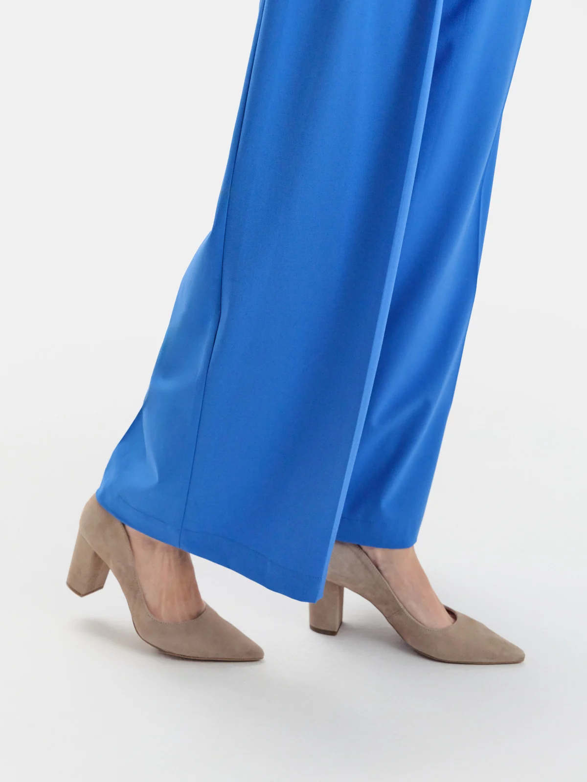 Beżowe czółenka na słupku