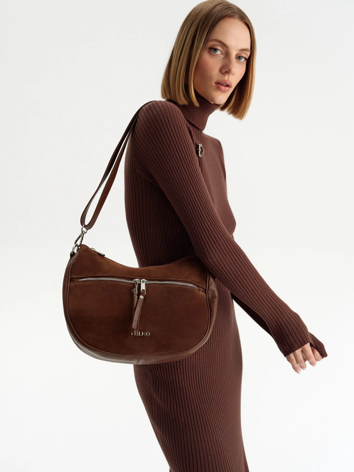 Średniej wielkości torebka listonoszka z łączonych skór