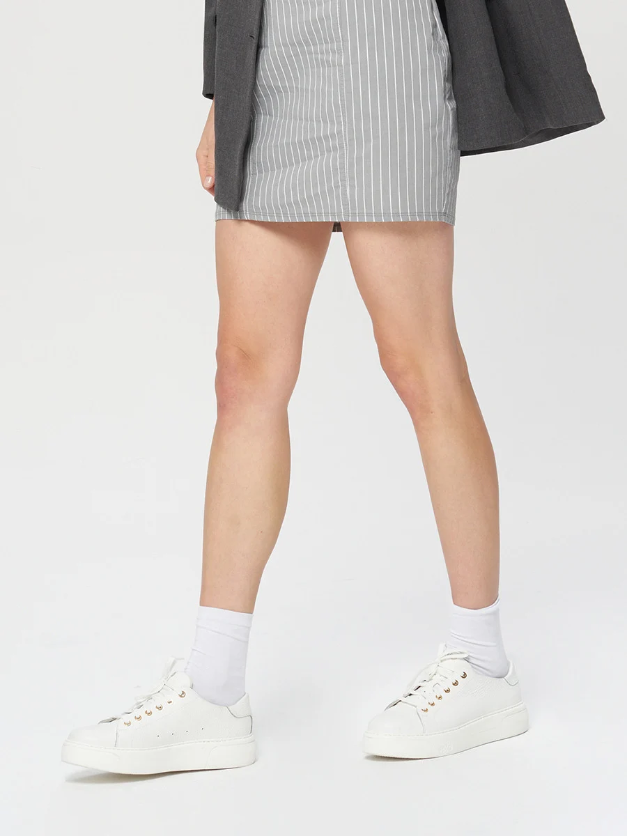 Białe półbuty sportowe ze złotymi detalami