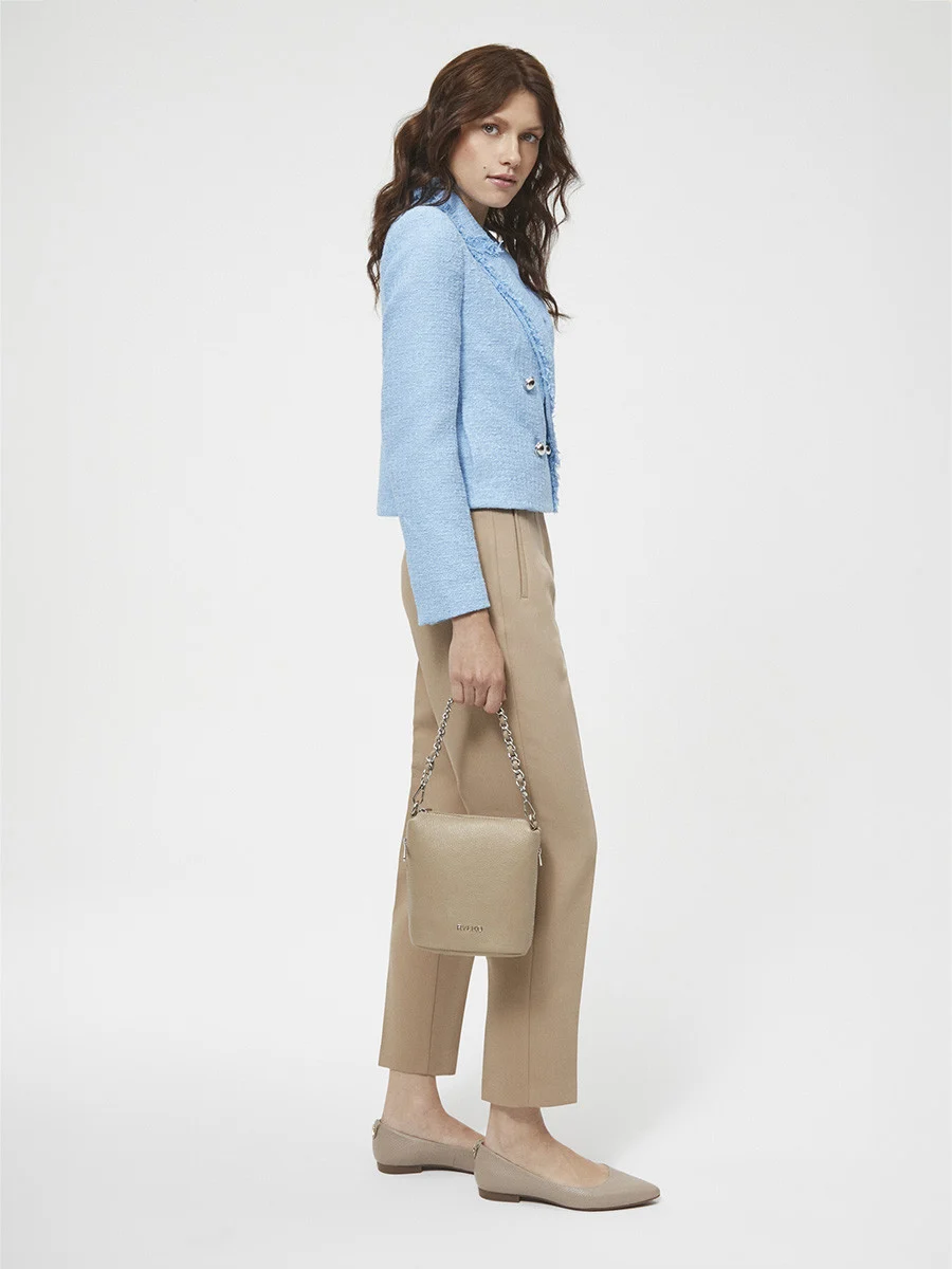 Beżowe baleriny ze złotą ozdobą na pięcie