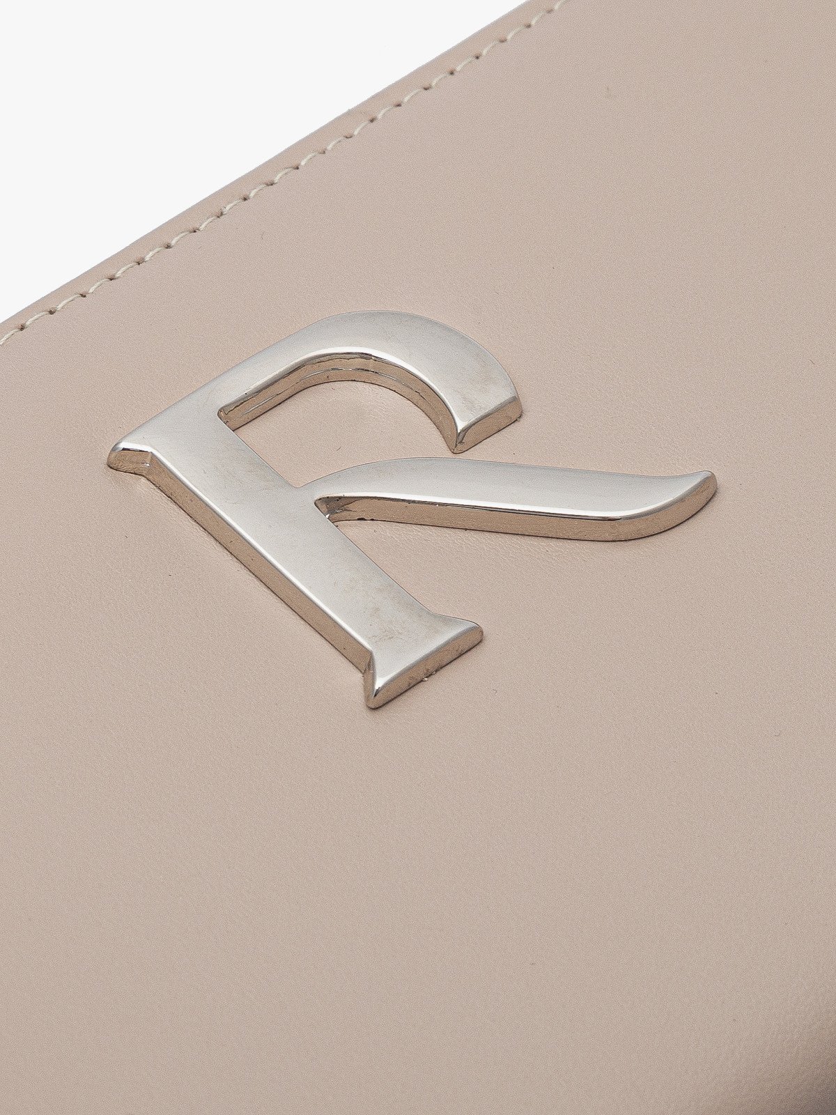 Beżowy portfel damski ze srebrnymi detalami