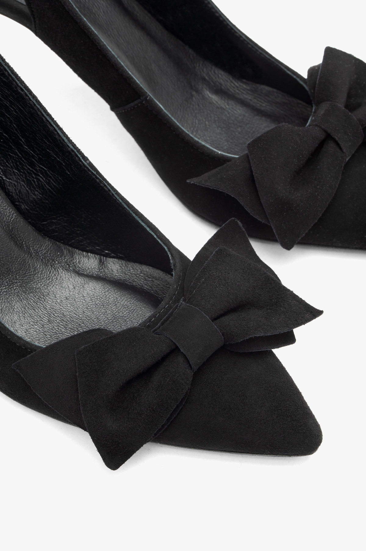 Welurowe czółenka z odkrytą piętą oraz kokardą