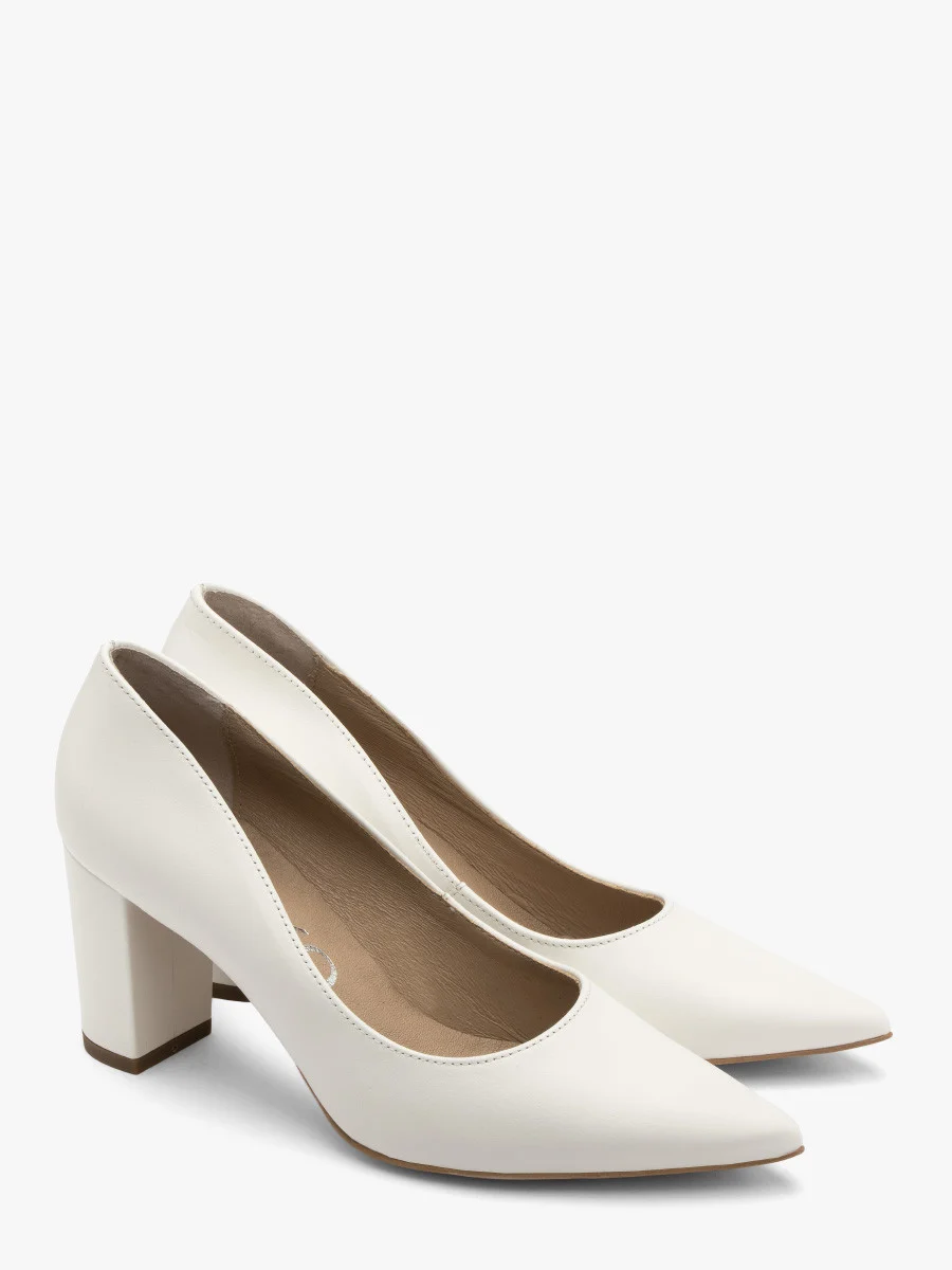 Kremowe czółenka na słupku