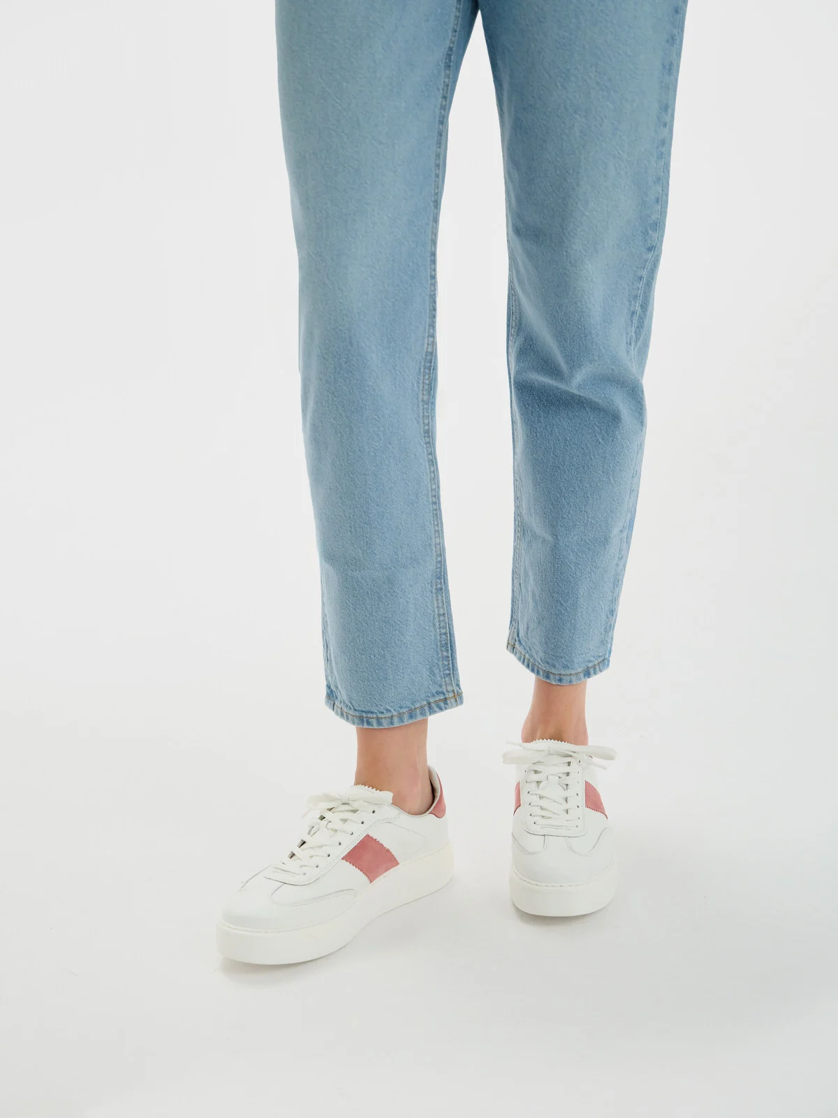 Białe, sportowe półbuty damskie z różowymi wstawkami