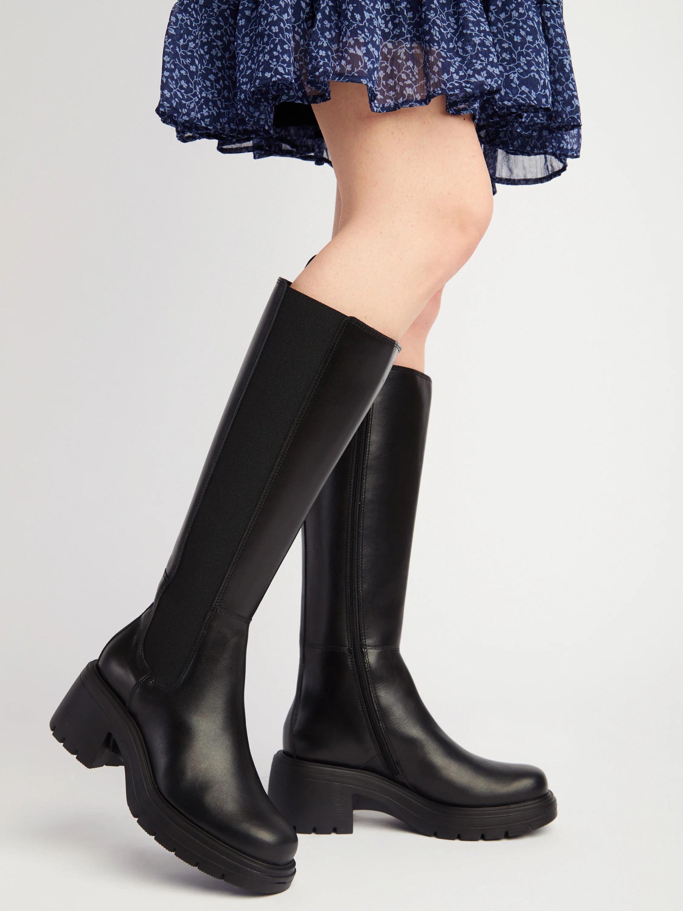 Czarne kozaki z elastyczną gumą