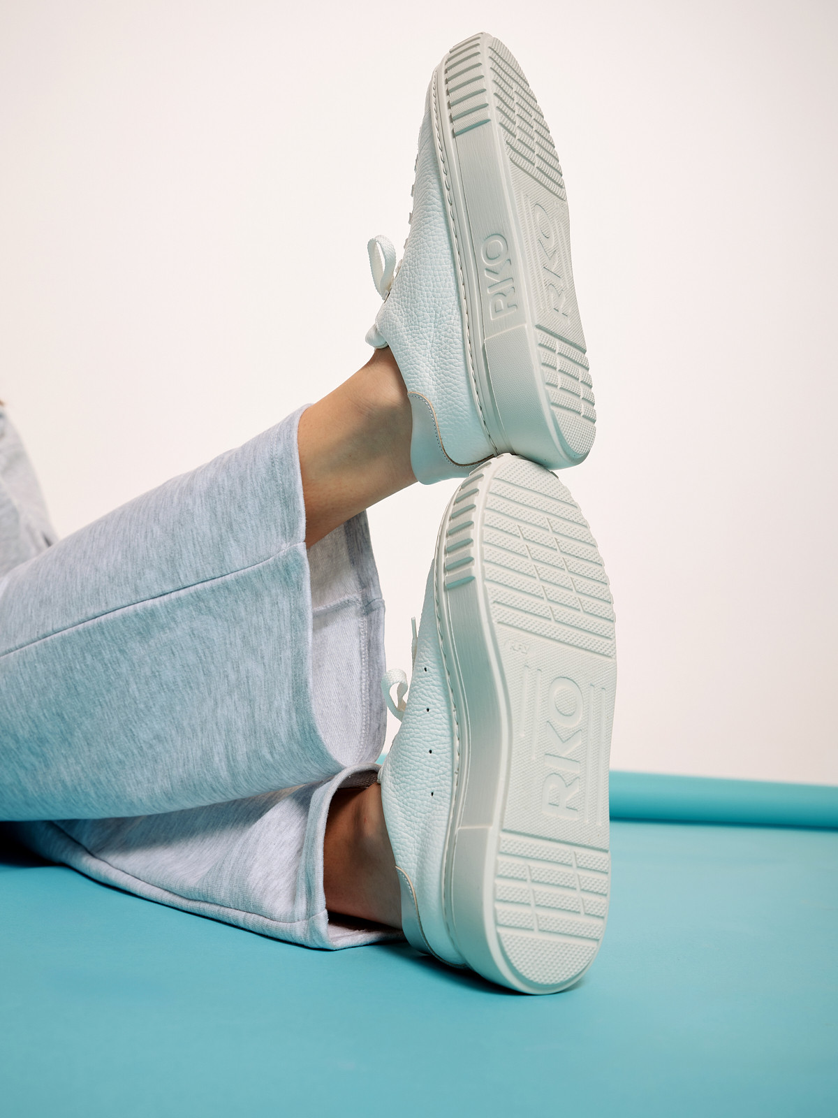 Białe półbuty sportowe na lekkim spodzie