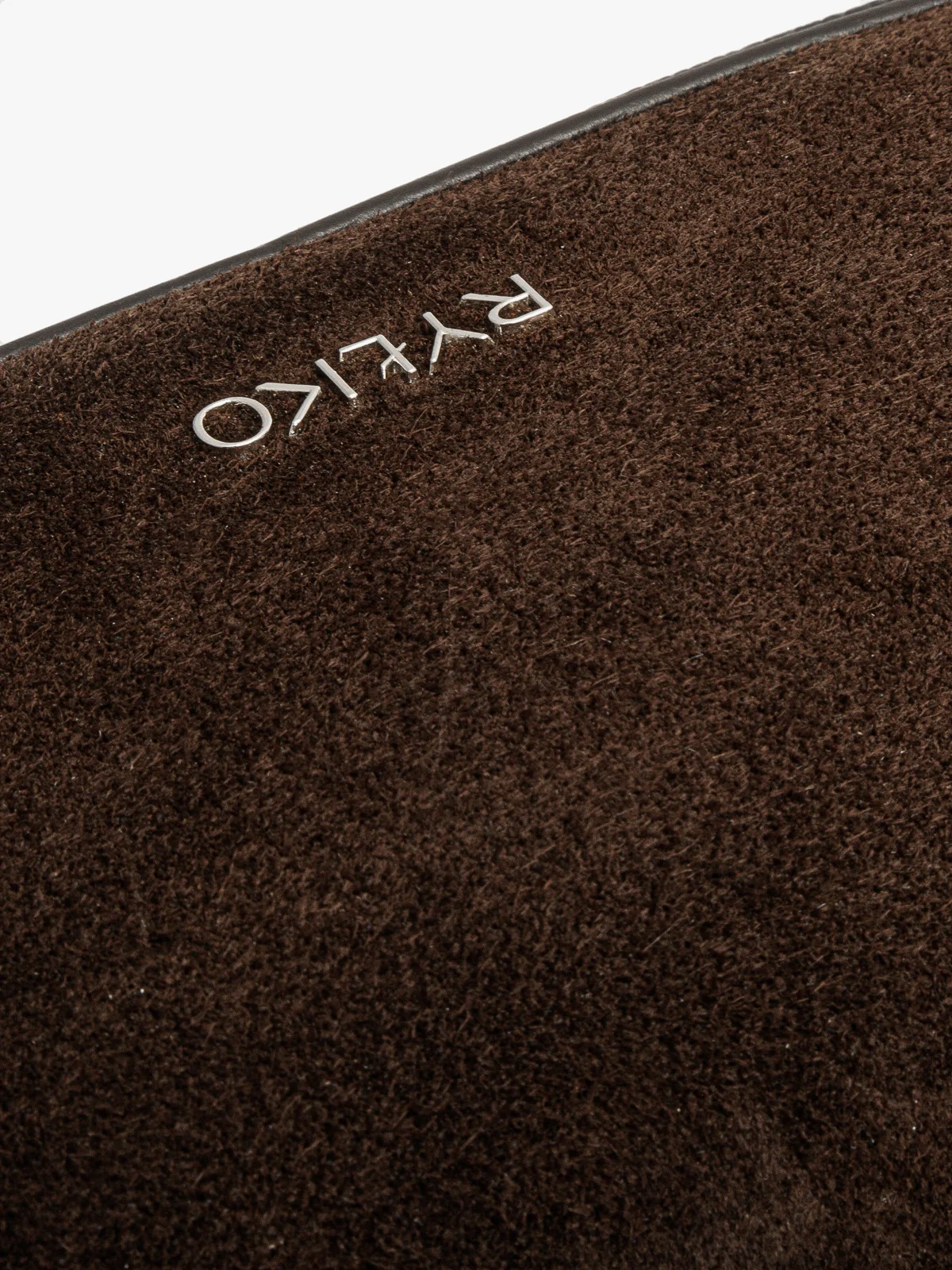 Brązowa torebka z ozdobnym łańcuchem