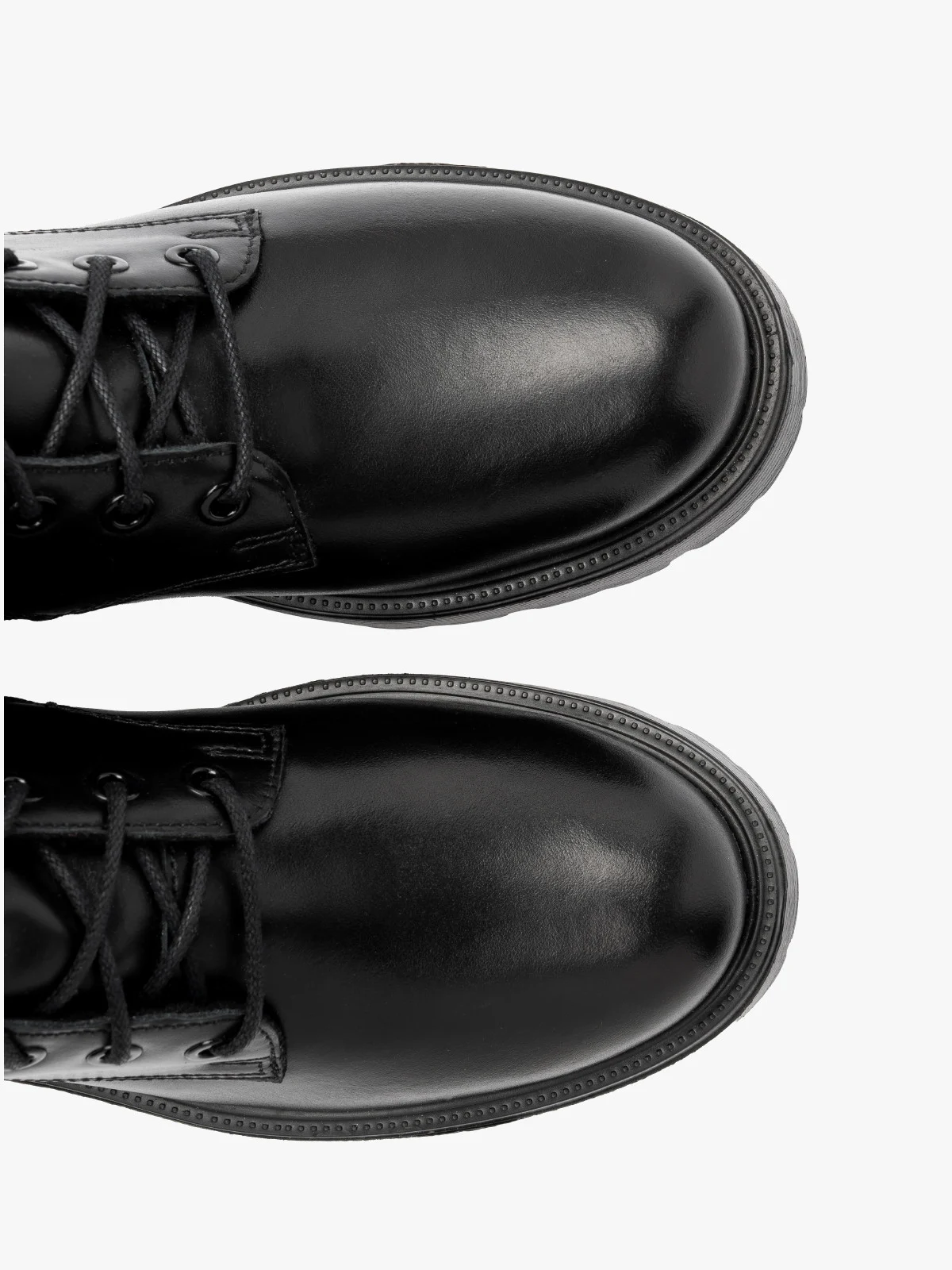 Klasyczne, czarne trzewiki na lekkim spodzie