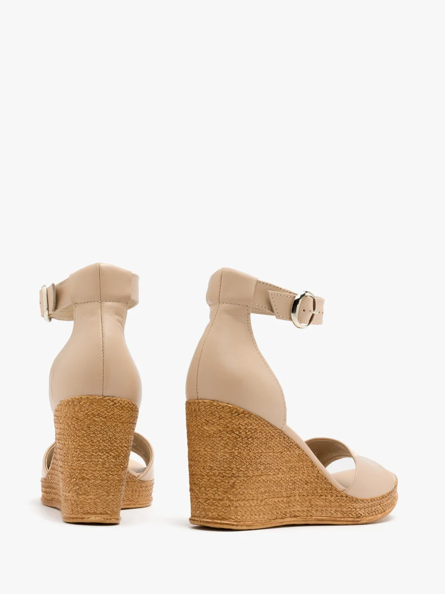 Dwuczęściowe beżowe sandały na koturnie