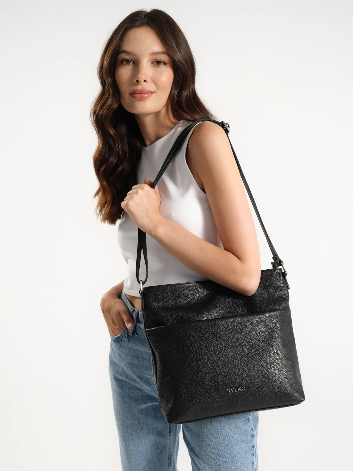 Czarna torebka średniej wielkości