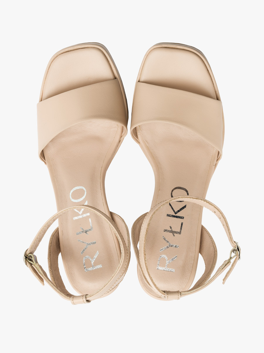 Wysokie sandały na platformie