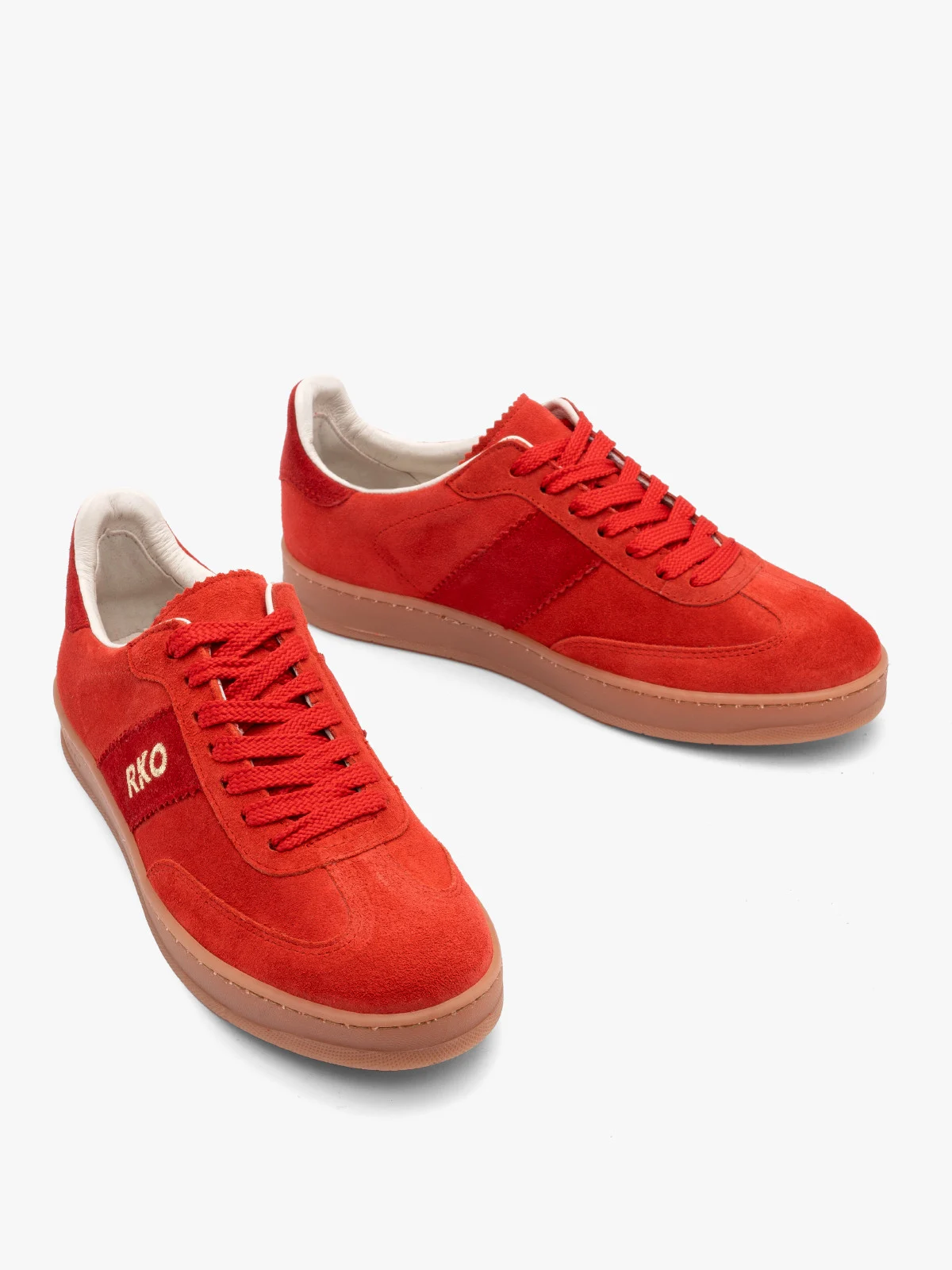 Czerwone, sportowe półbuty na beżowym spodzie