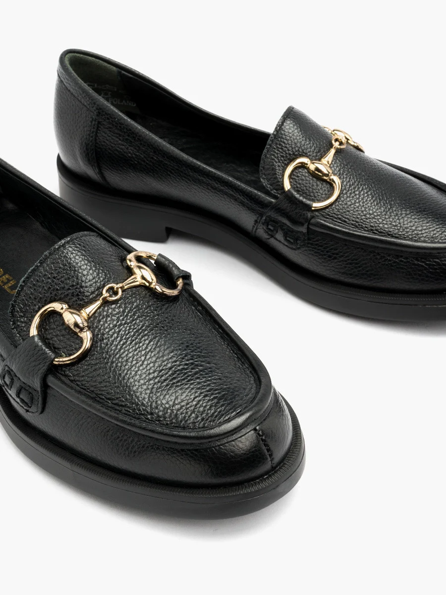 Czarne mokasyny ze złotą ozdobą
