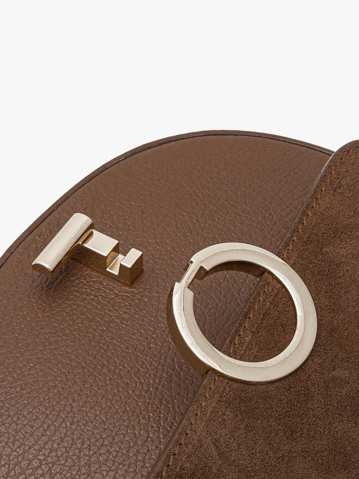 Mała, ruda torebka ze złotymi detalami