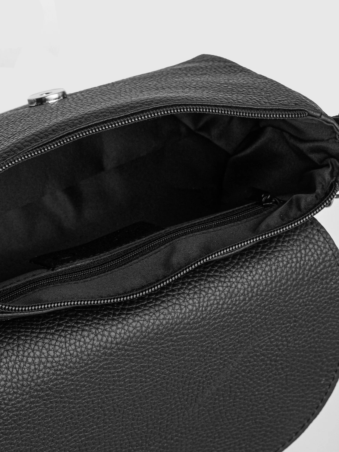 Czarna torebka z łańcuszkiem