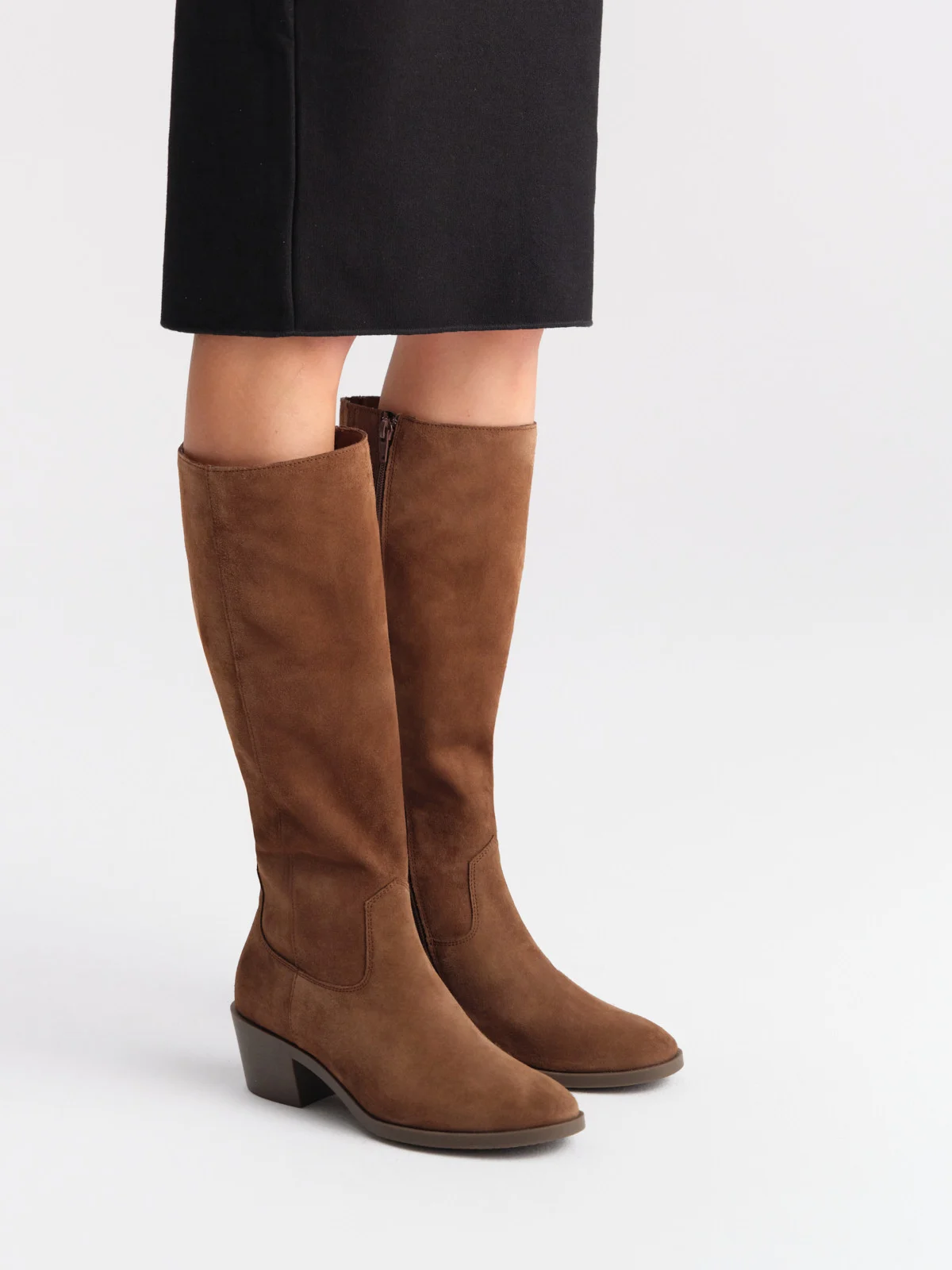 Brązowe, welurowe kozaki damskie z ozdobną cholewą