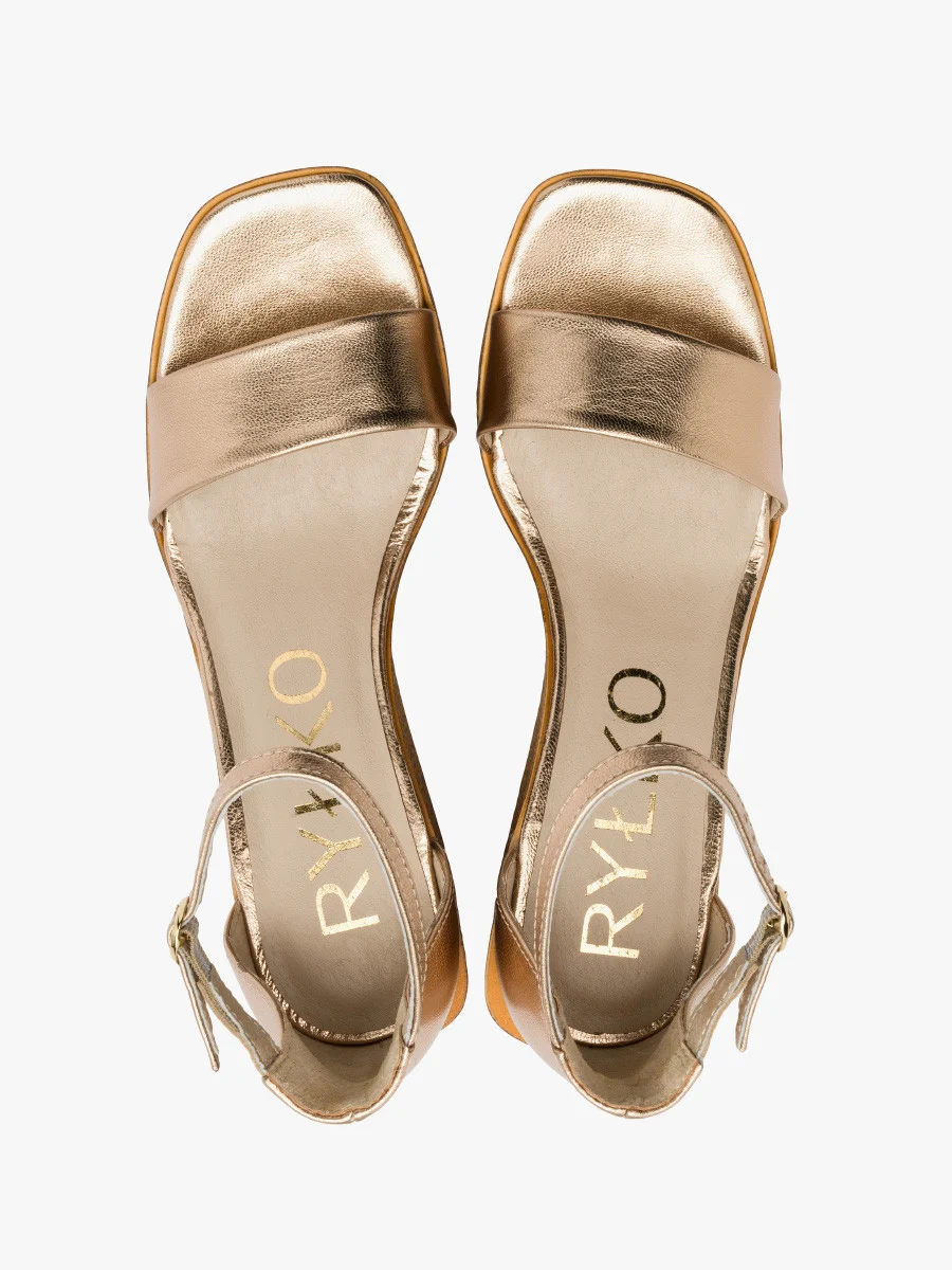 Platynowe sandały na koturnie