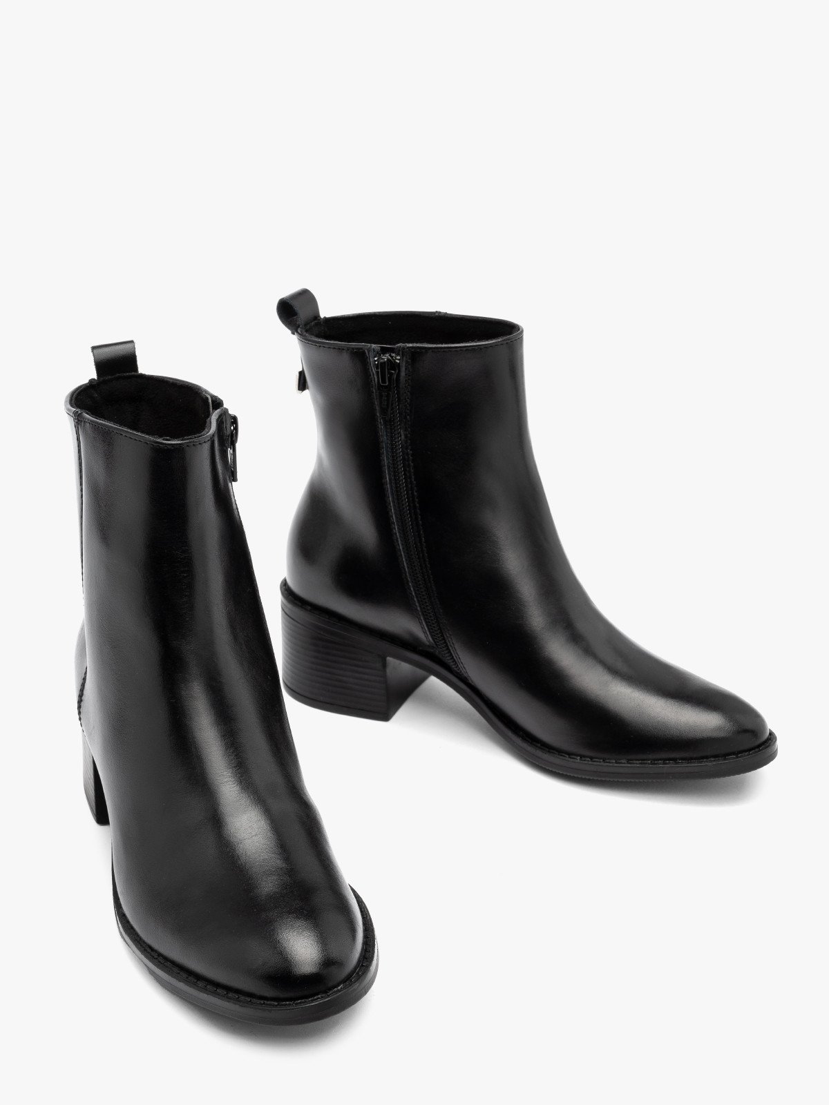Czarne botki damskie z cholewką o prostym kroju
