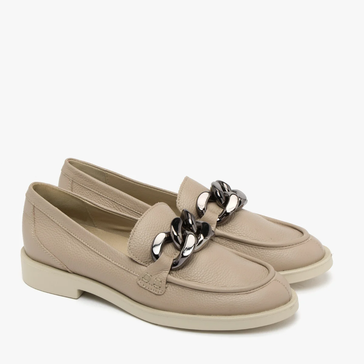 Beżowe mokasyny z masywnym łańcuchem