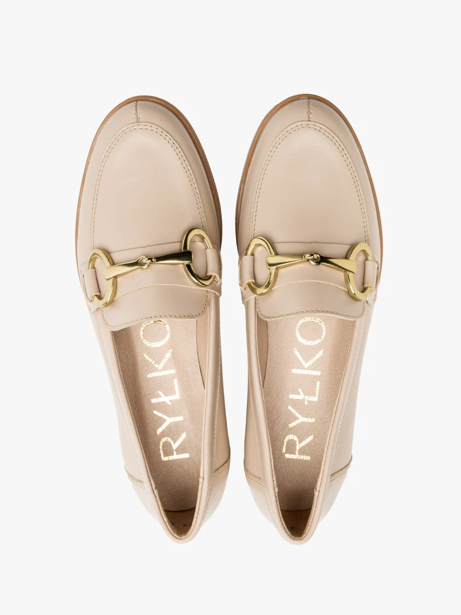 Beżowe mokasyny ze złotą ozdobą