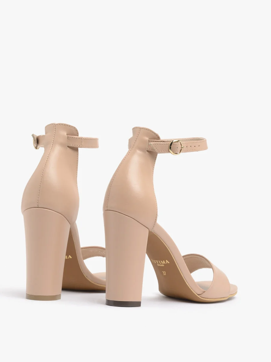 Beżowe sandały na słupku