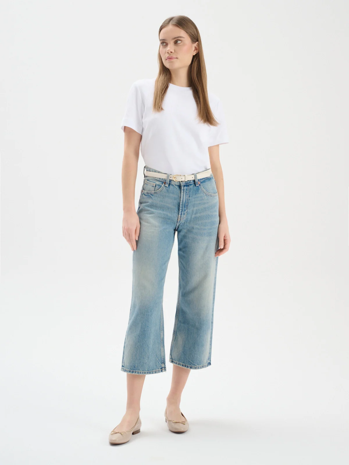 Beżowe baleriny z ozdobną kokardą