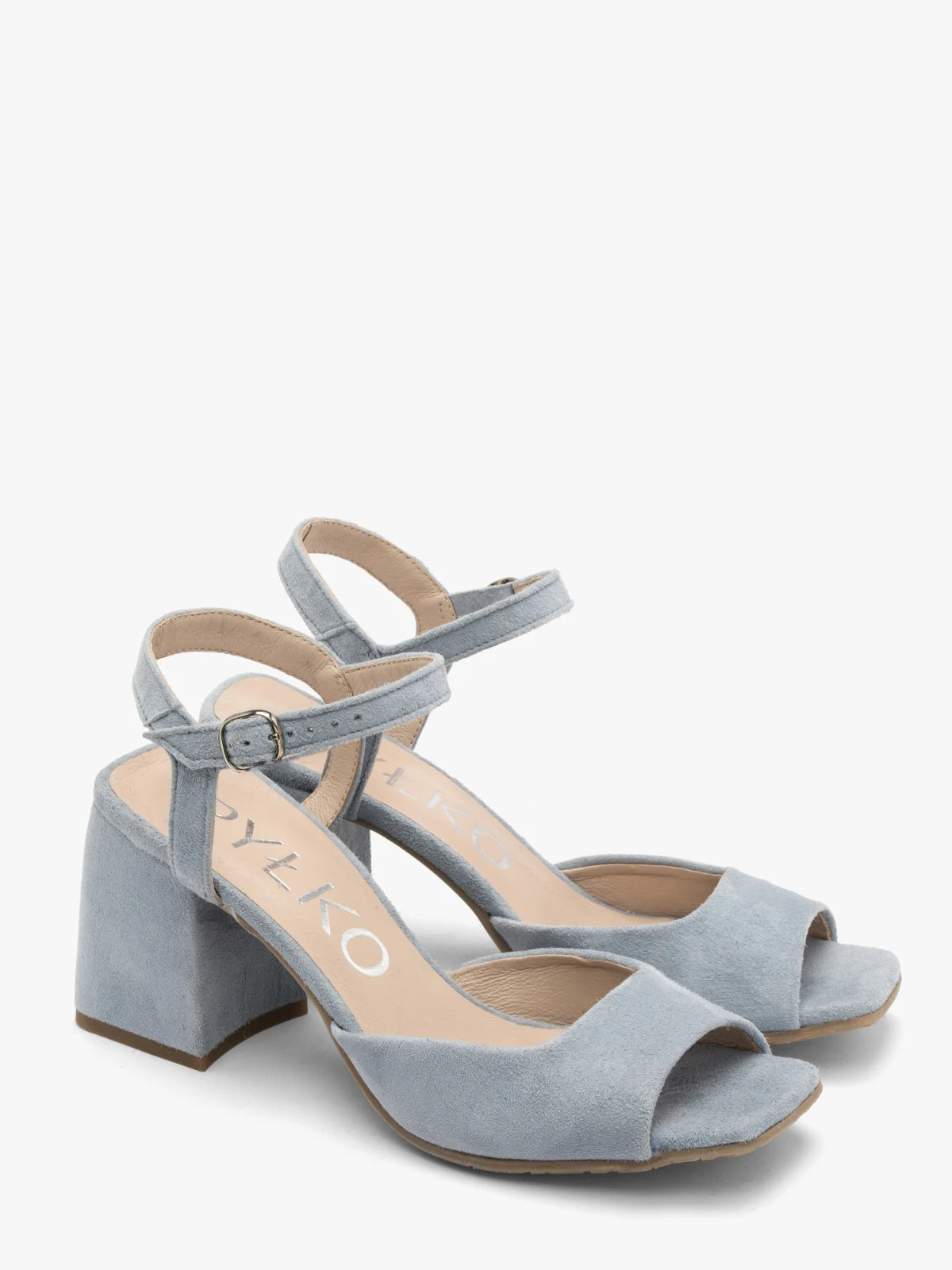 Niebieskie sandały na masywnym słupku