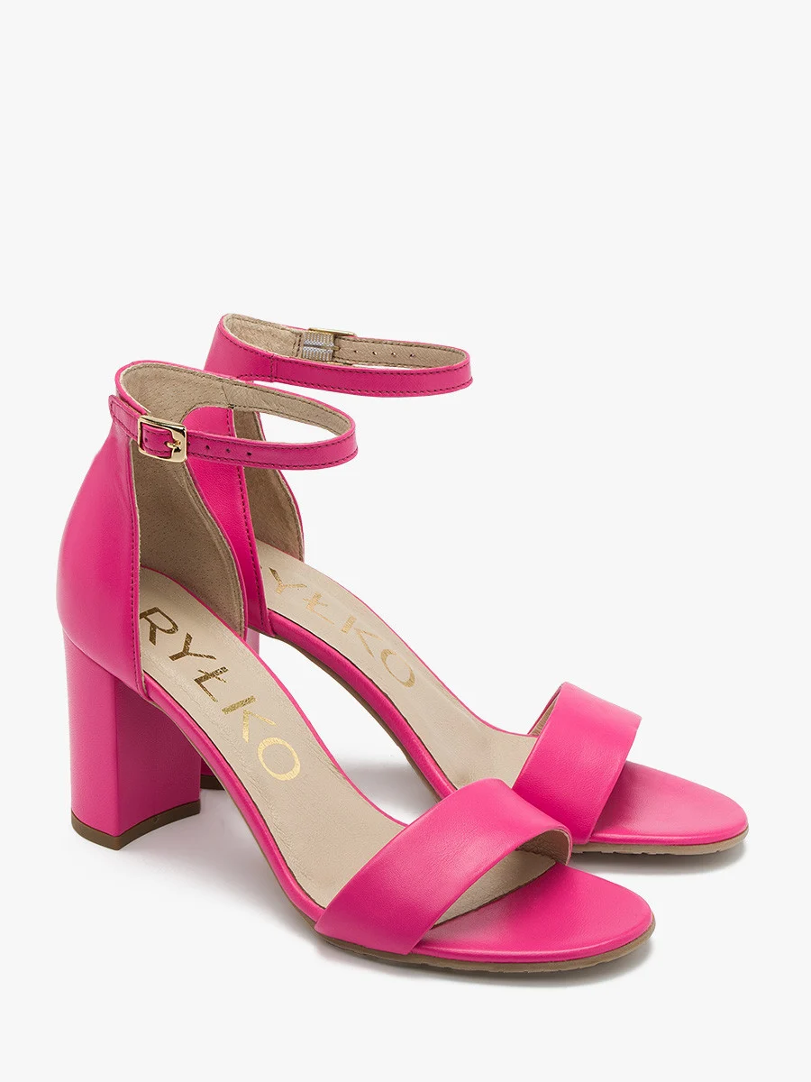 Sandały na słupku w kolorze fuksji