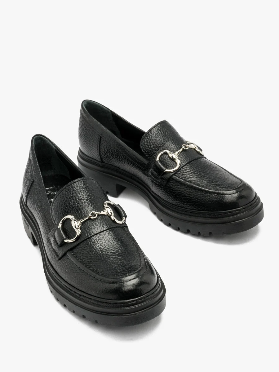 Czarne mokasyny ze srebrną ozdobą