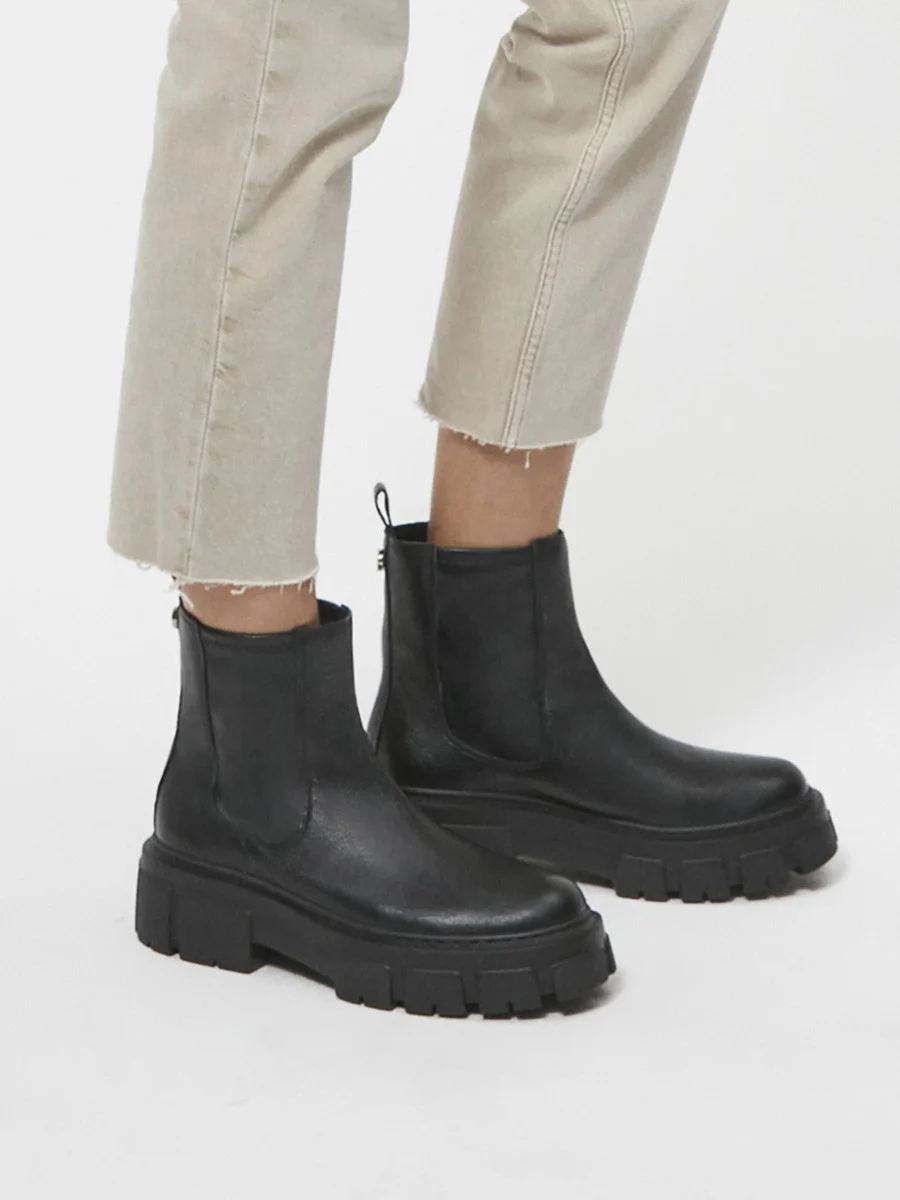 Czarne sztyblety na grubej podeszwie