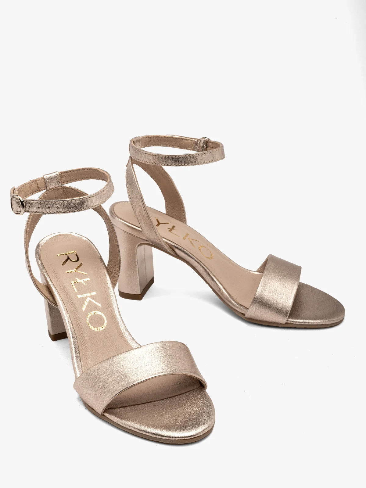 Platynowe sandały na słupku