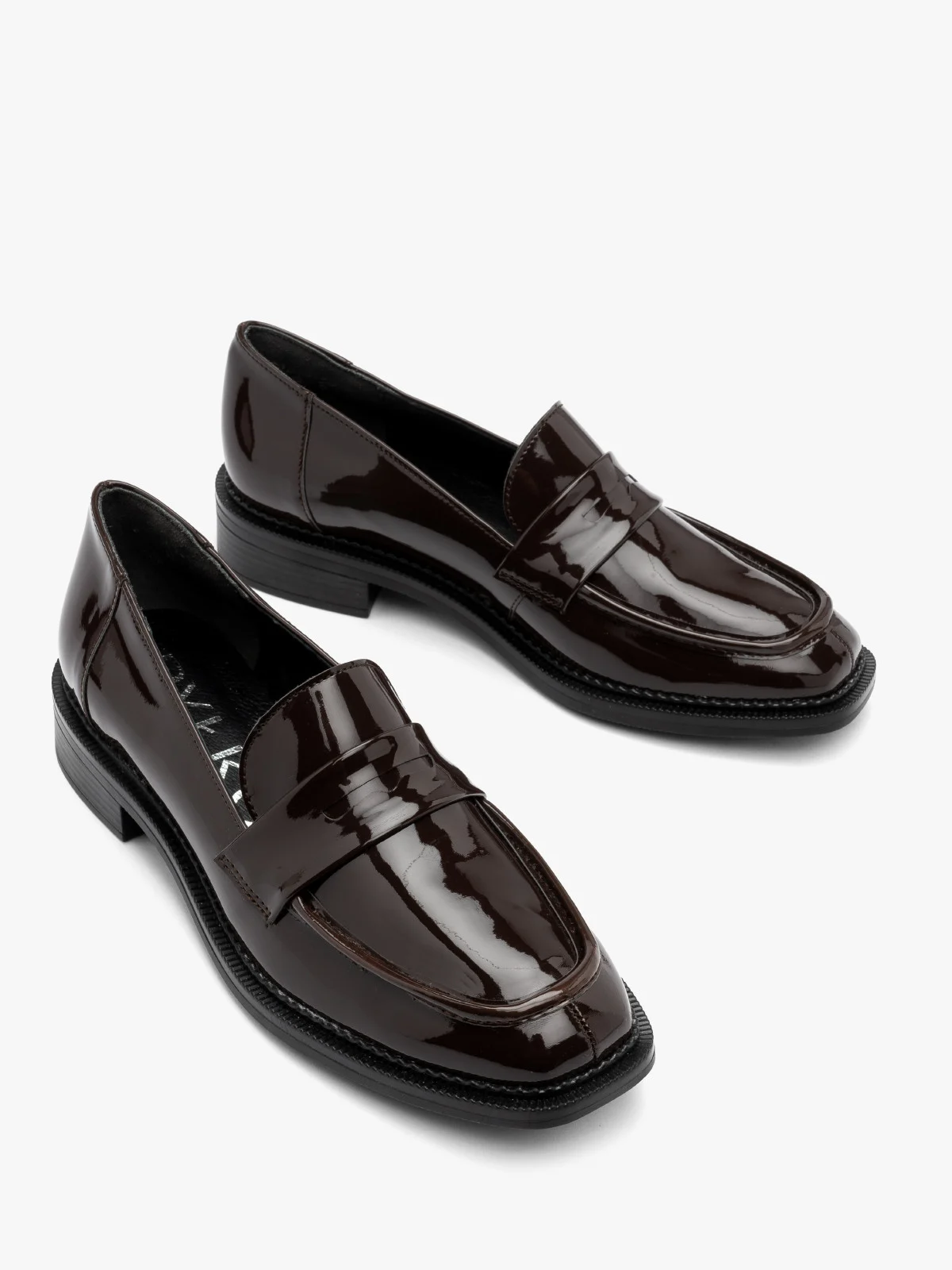 Ciemnobrązowe, lakierowane mokasyny z kwadratowym noskiem