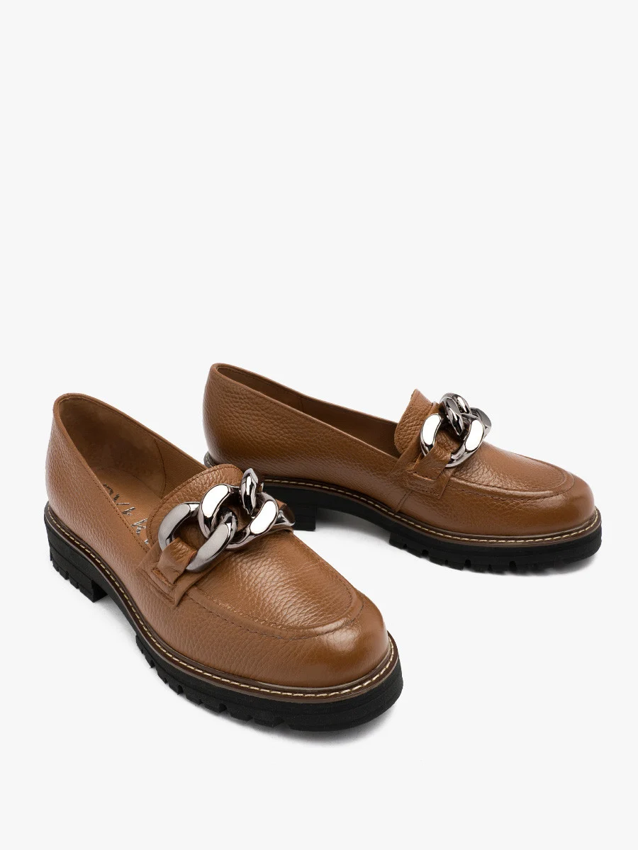 Brązowe mokasyny z łańcuchem