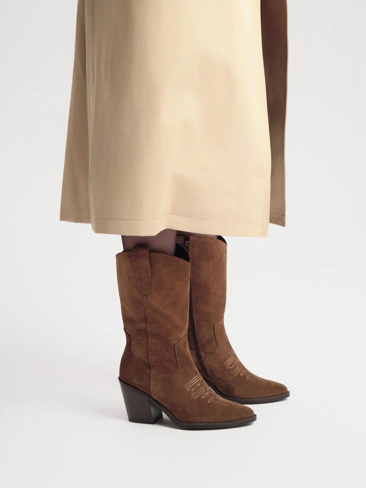 Brązowe kozaki typu kowbojki z cholewką do połowy łydki