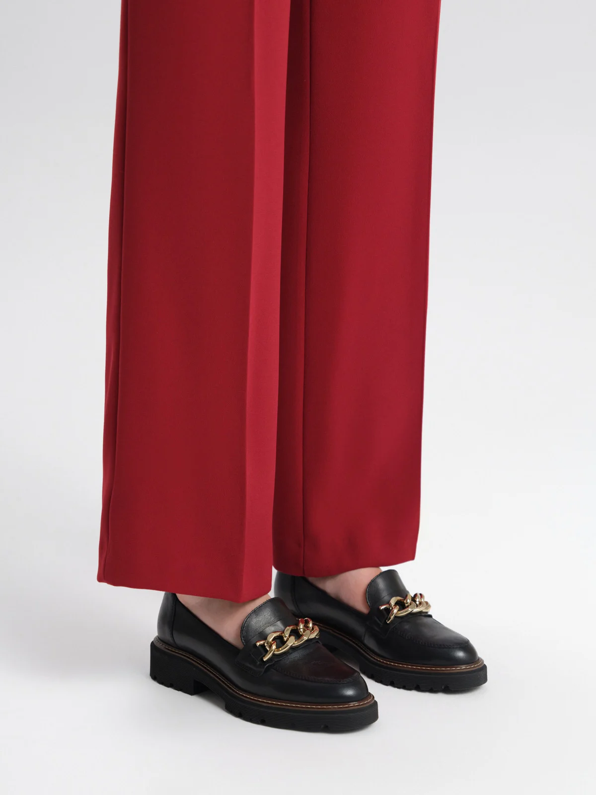 Czarne mokasyny damskie z masywną, złotą ozdobą