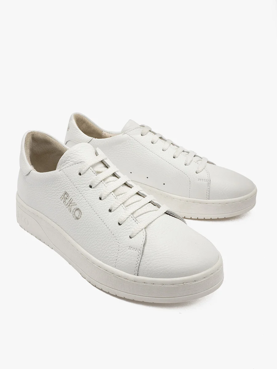 Białe sportowe półbuty ze srebrnym logo