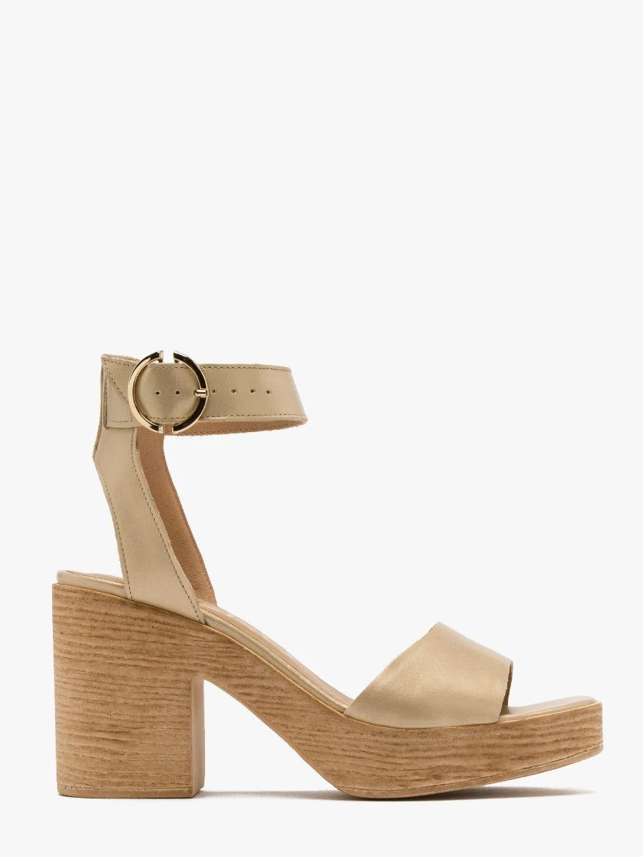 Złote sandały na balu