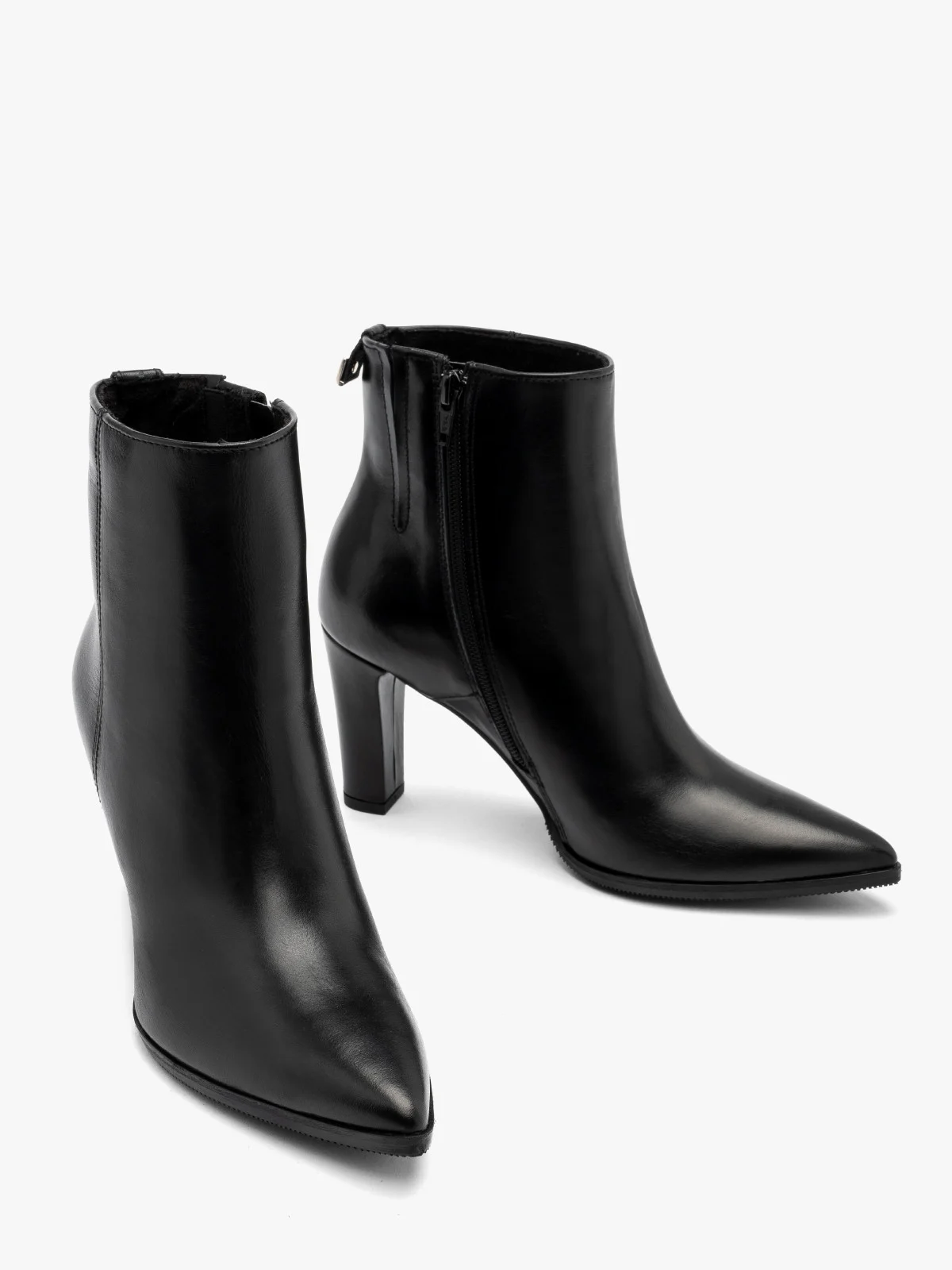 Czarne botki ze skóry licowej na grubej szpilce