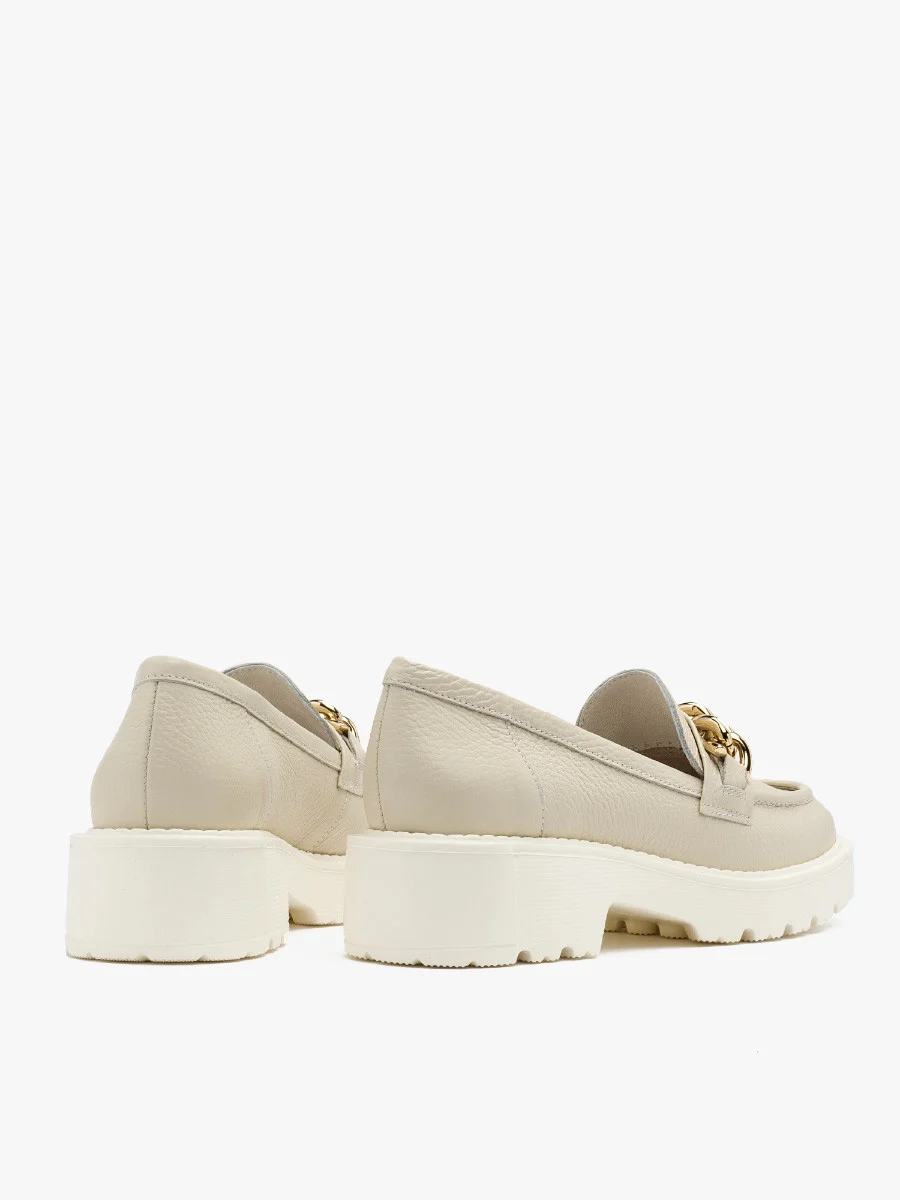 Kremowe mokasyny ze złotym łańcuchem ozdobnym