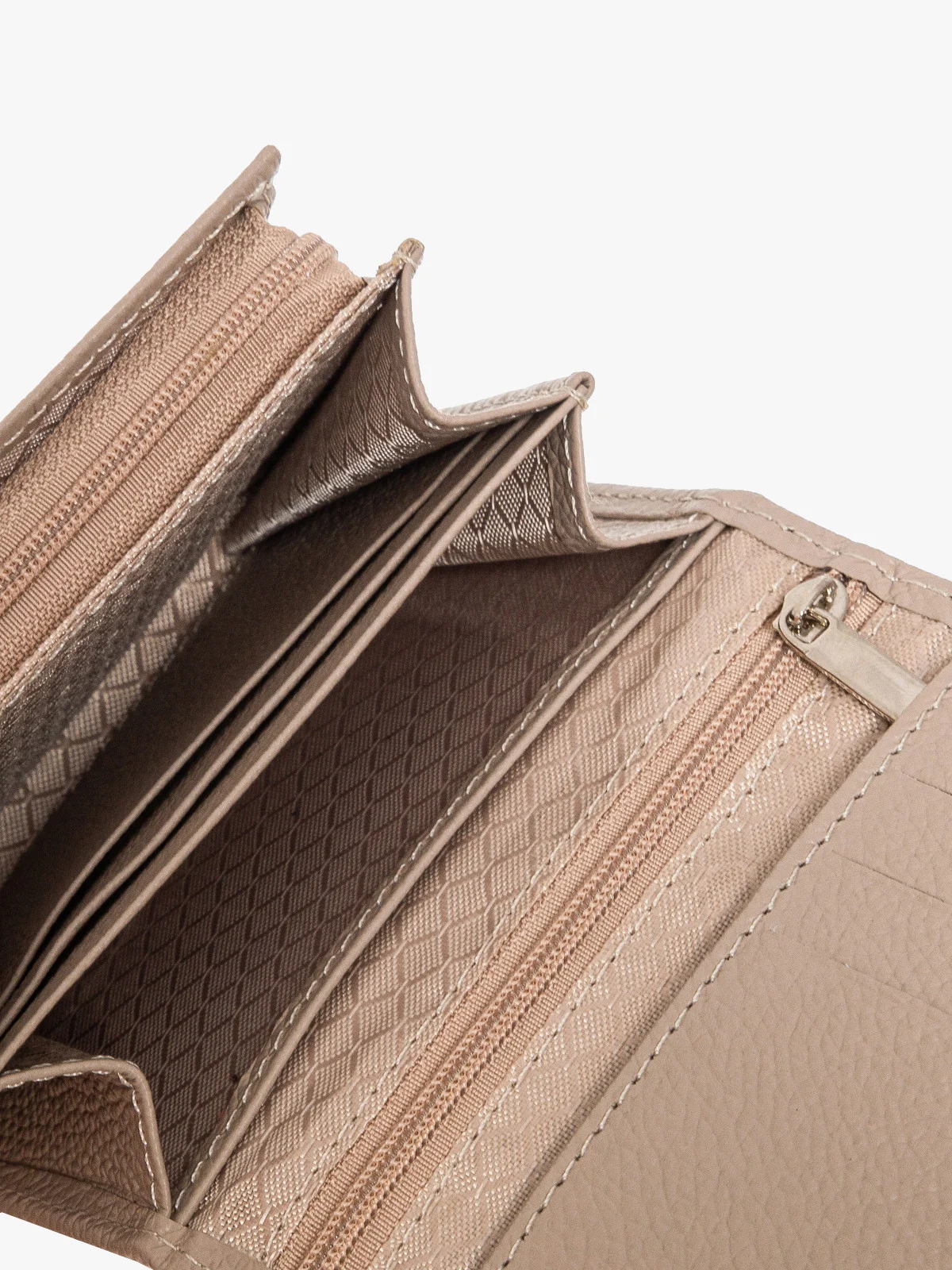 Beżowy portfel damski ze srebrnymi detalami