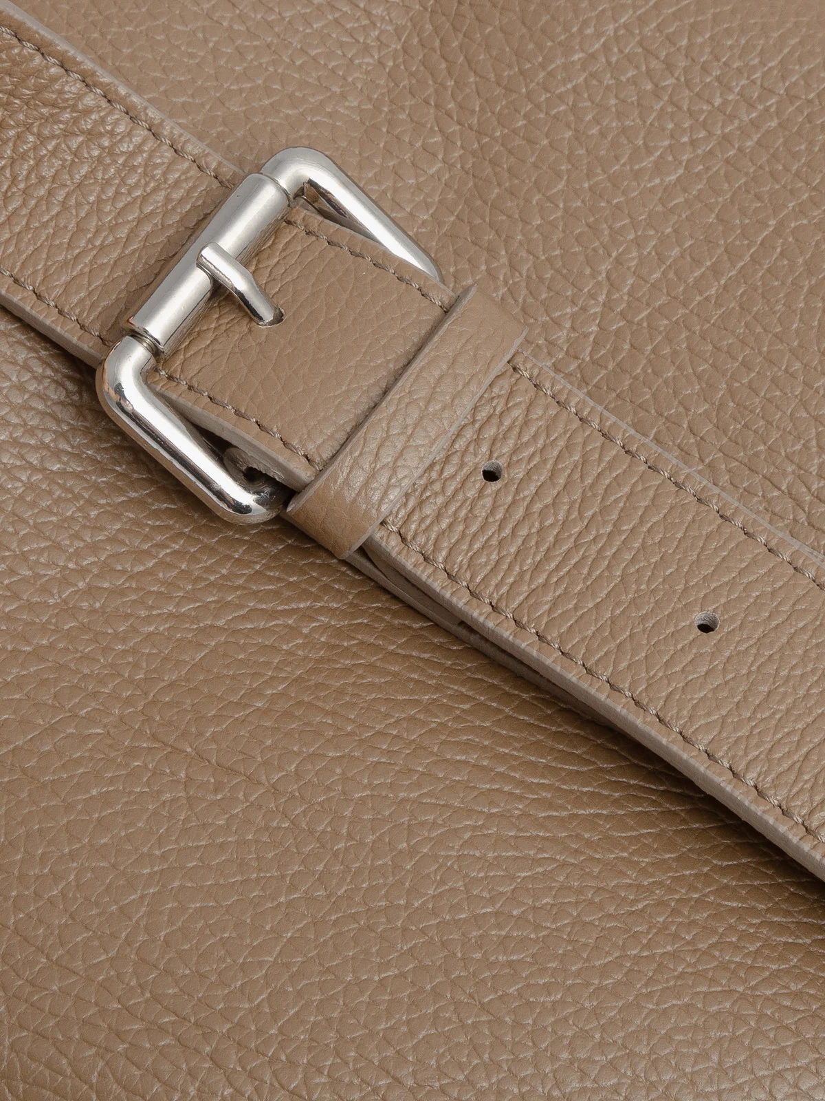 Beżowa, owalna torebka z szerokim paskiem