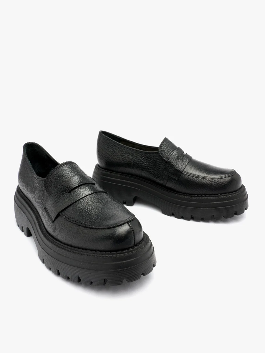 Czarne mokasyny na grubej podeszwie