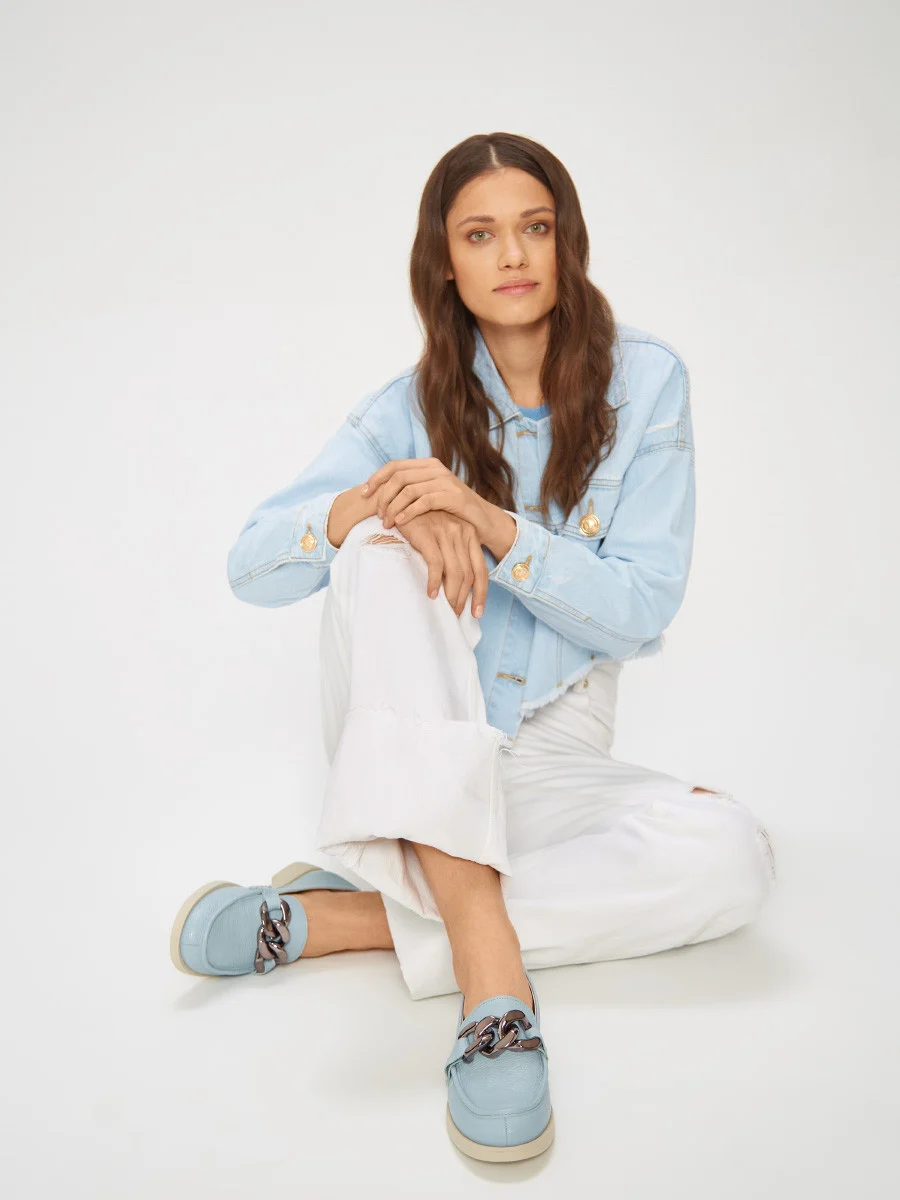 Niebieskie mokasyny z masywnym łańcuchem