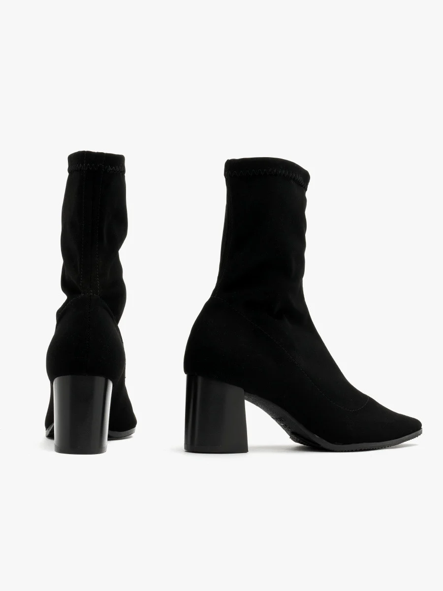Czarne botki z elastyczną cholewką