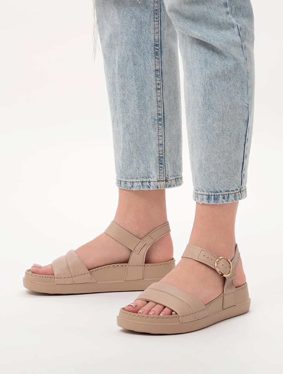 Kremowe sandały ze złotą sprzączką