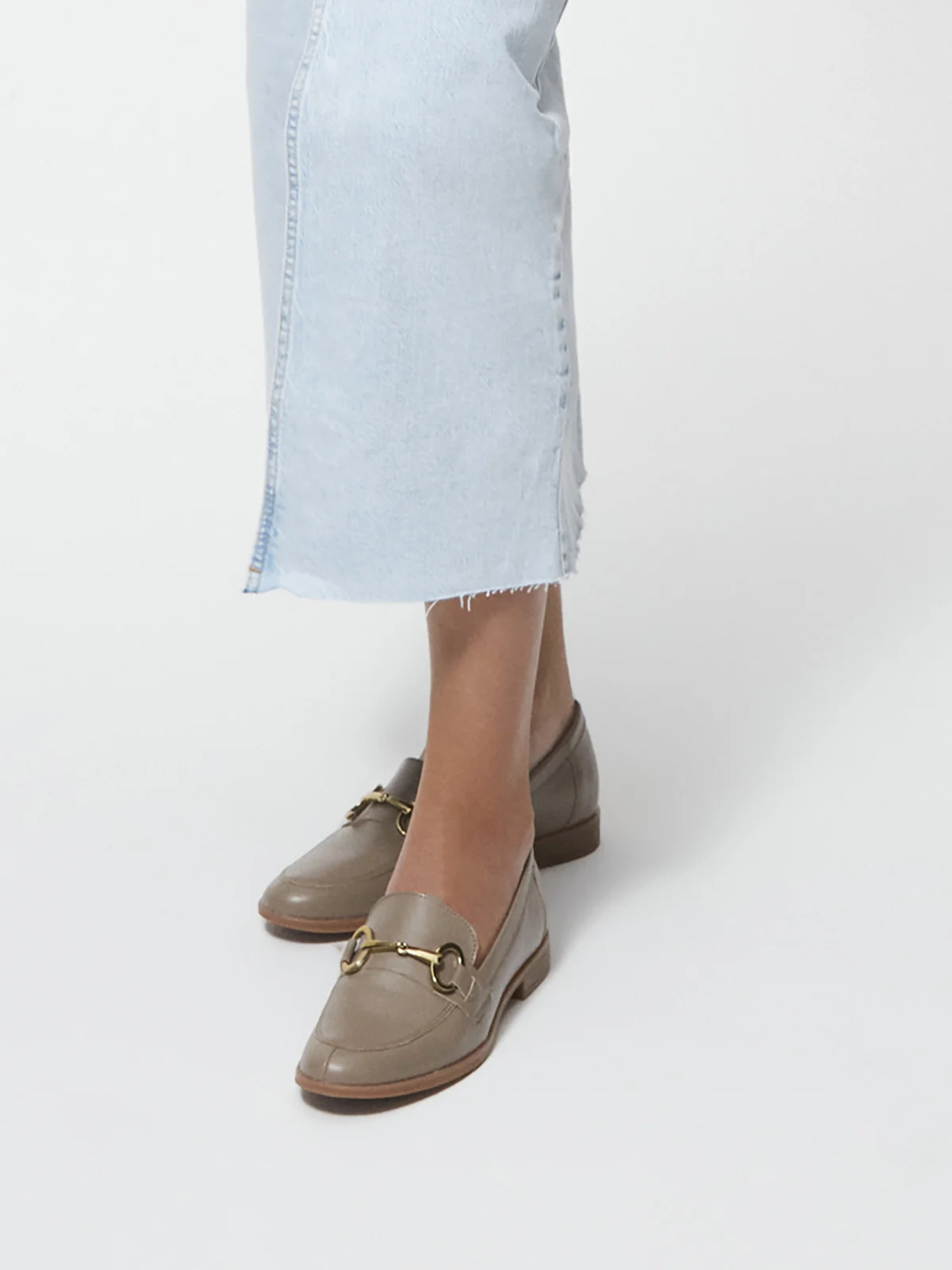 Beżowe mokasyny ze złotą ozdobą