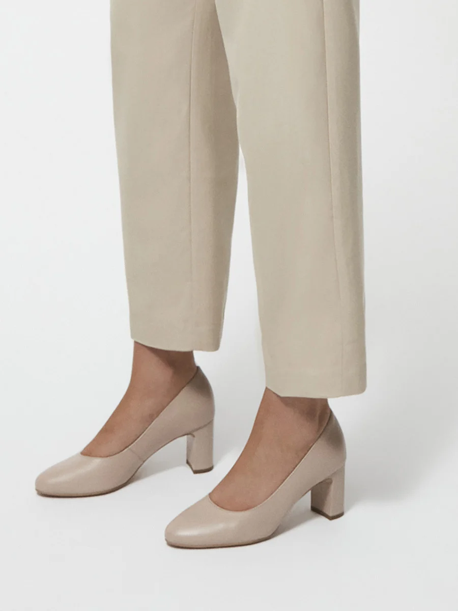 Beżowe czółenka na słupku